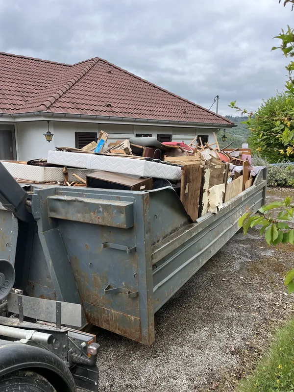 Benne en contexte de débarras de maison