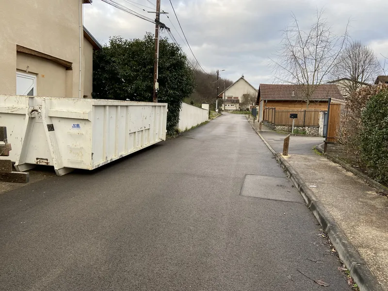 Pose d'une benne pour un débarras de maison